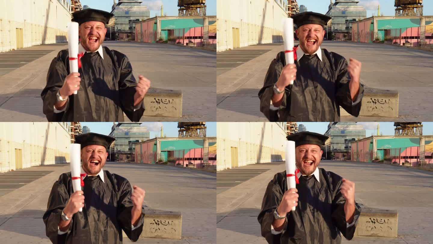 一名刚毕业的男子，戴着学士帽，穿着学士服，炫耀他的学位庆祝活动。