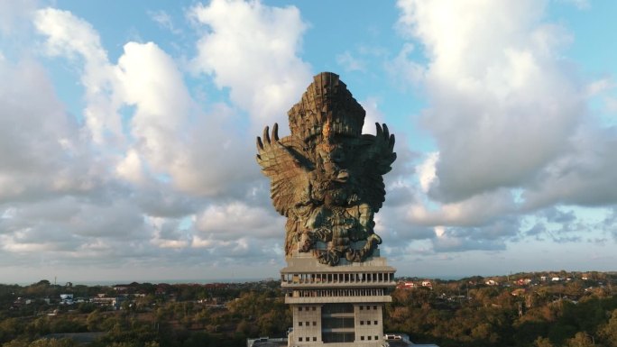 无人机鸟瞰日出时的伽鲁达维斯努肯卡纳文化公园的毗湿奴雕像。巴厘岛最具标志性的地标，印度教神Garud