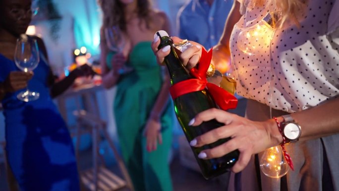 一名妇女在家庭聚会上与她的多种族朋友开香槟