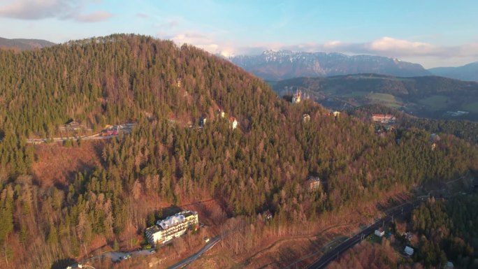 空中拍摄的山在夏季塞默林，奥地利。4K无人机