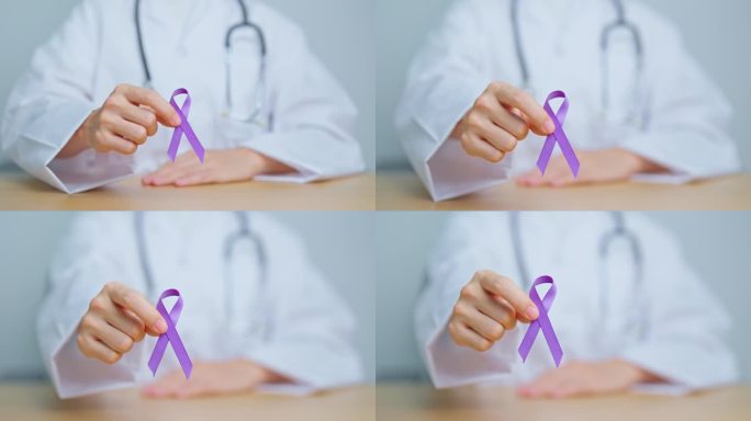 医生手持紫色丝带，用于治疗暴力、胰腺癌、食管癌、睾丸癌、老年痴呆症、癫痫、狼疮、结节病和纤维肌痛。宣