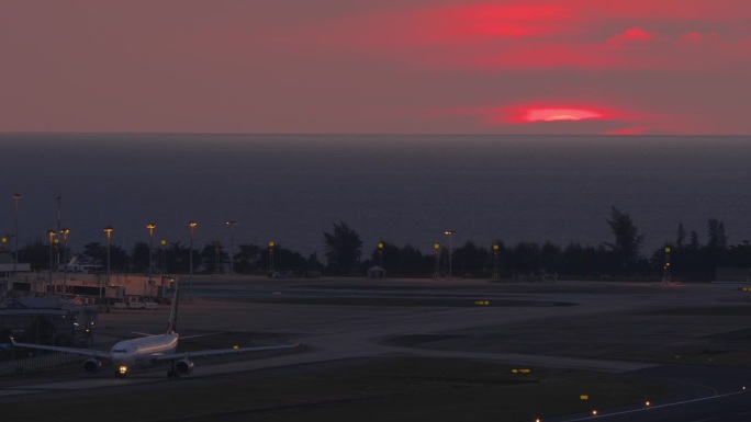 美丽日落下的机场