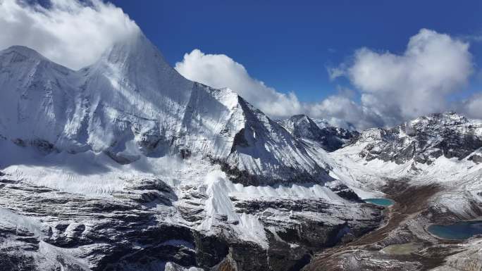 稻城亚丁央迈勇雪山航拍