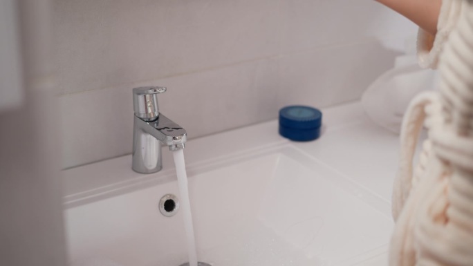 用浴室里光滑的水龙头流出的水清洗水槽