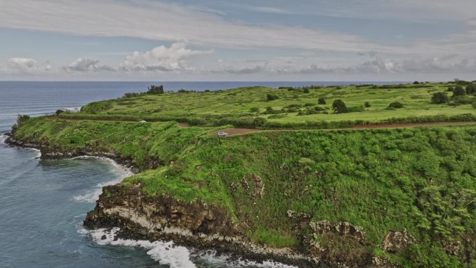 夏威夷毛伊岛航拍v14电影无人机飞越檀香山湾沿着崎岖的海岸线捕捉风景如画的风景与茂密的植被利波点-拍