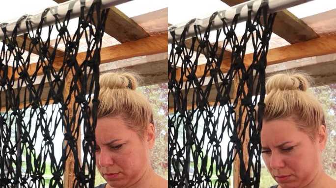 自制购物网。一名妇女用聚合物绳编织一个细绳袋。垂直视频