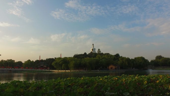 北京北海公园蓝天白云白塔古建筑皇家园林