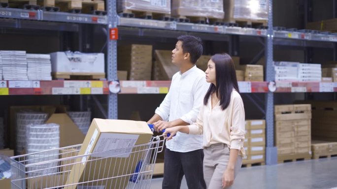 一对亚洲夫妇在家居装饰超市选购家具。
