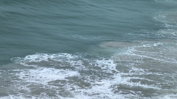 泰国普吉岛海水冲刷沙滩溅起浪花特写镜头