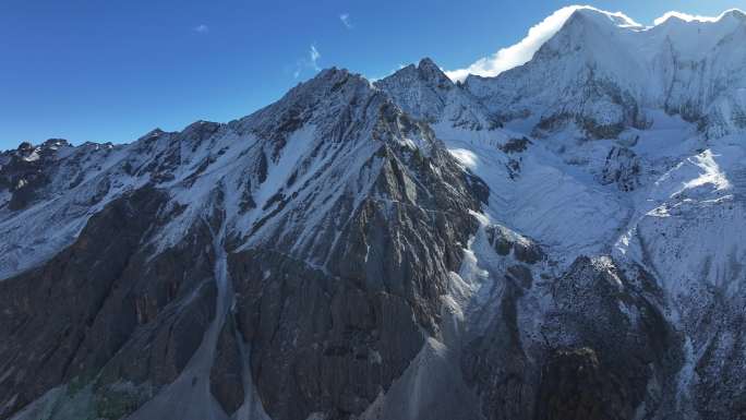 壮丽巍峨大气雄伟雪山航拍