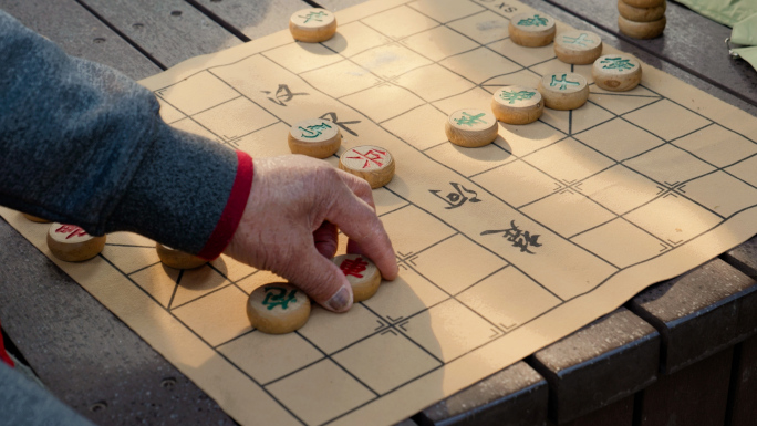 公园里老年人下棋公园娱乐生活下象棋老人