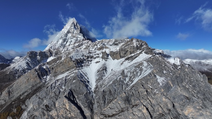 壮丽巍峨雪山航拍