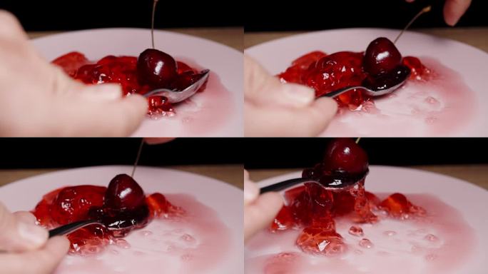 我用勺子舀起红色果冻和樱桃，慢镜头，特写镜头。