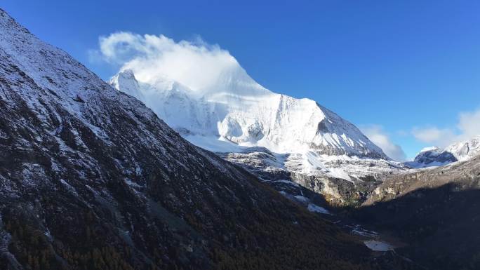 稻城亚丁央迈勇雪山航拍