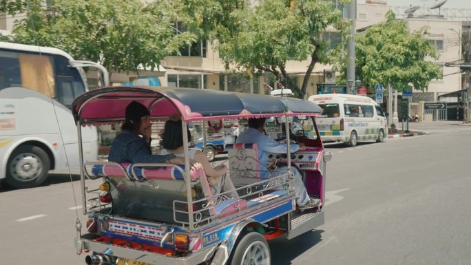 体验曼谷的魅力:年轻夫妇的冒险之旅与地标，当地出租车，和微笑。