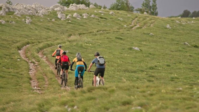 一群骑着电动自行车上山的山地自行车手