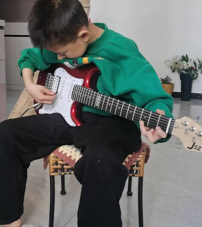 男孩弹电子吉他