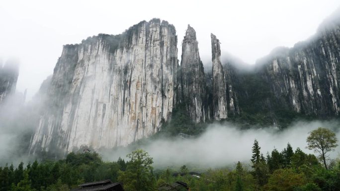 雨云在山上移动，最终覆盖了一切，4k延时镜头，湖北恩施山谷。