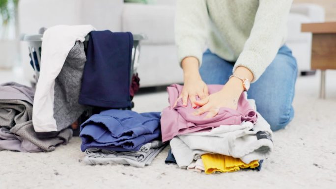 叠好，要洗的衣服和手放在干净的衣服堆在房子里，女人放在客厅地板上或管家春季大扫除。洗衣、提篮和订购衣