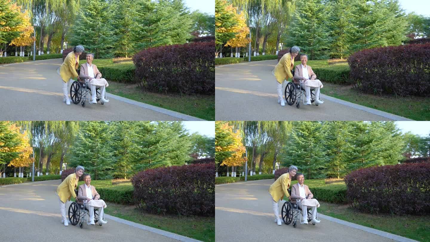 推轮椅在公园的老人