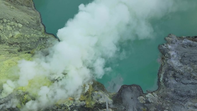 印尼爪哇岛卡瓦伊真火山口的鸟瞰图