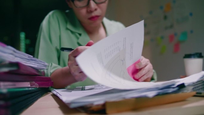 亚洲自由职业女性专注于笔记本电脑的工作类型