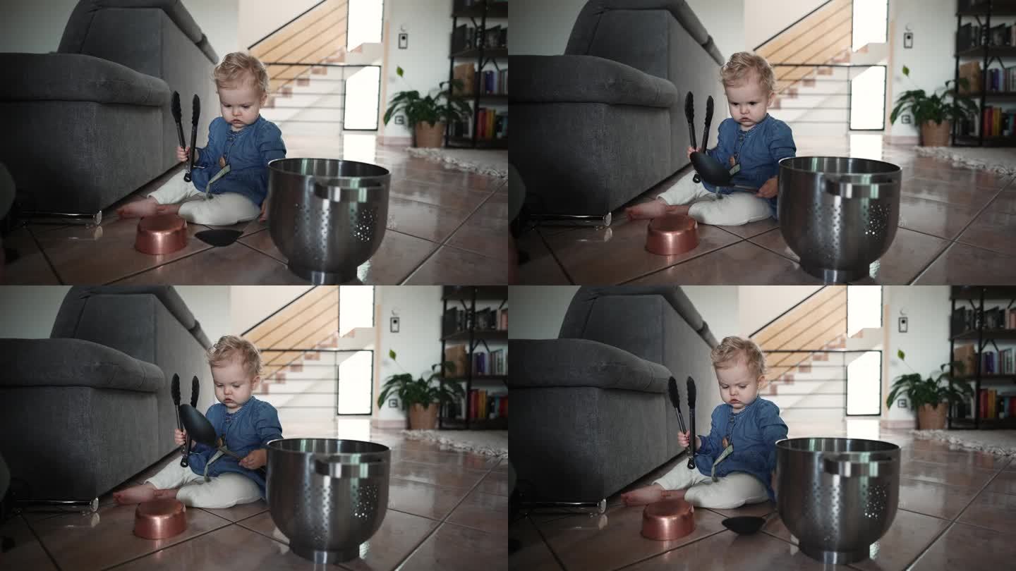 女婴在家里玩锅碗瓢盆