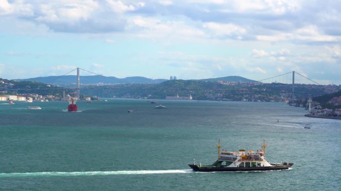 船只通过博斯普鲁斯海峡，大桥，伊斯坦布尔，土耳其，晴天