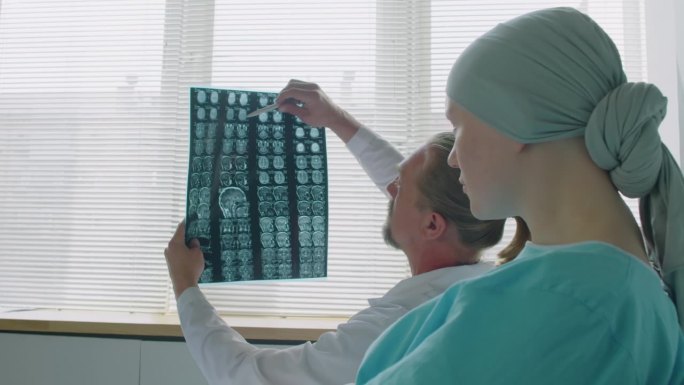 放射科医生向病人解释脑部核磁共振结果
