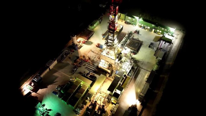 夜间天然气钻井站鸟瞰图——无人机拍摄