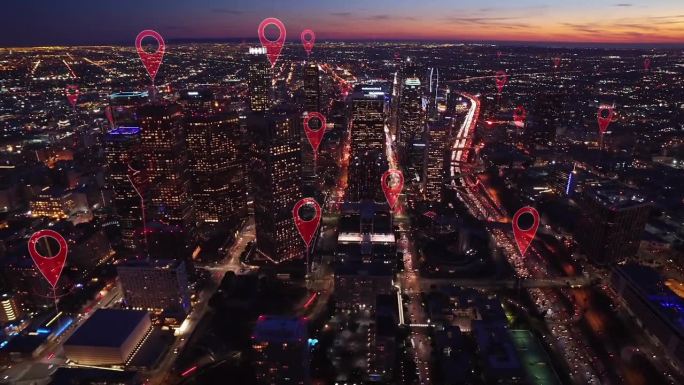 空中智慧城市。连接未来城市的本地化图标。技术理念、数据通信、人工智能、物联网。洛杉矶天际线。