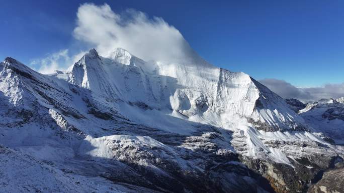 稻城亚丁央迈勇雪山航拍