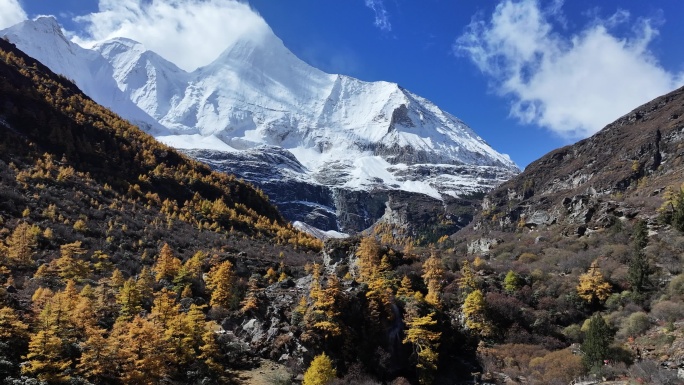 稻城亚丁秋景雪山航拍