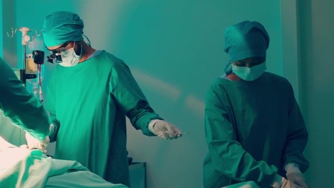 在手术室里，医生们正在做挽救生命的手术。