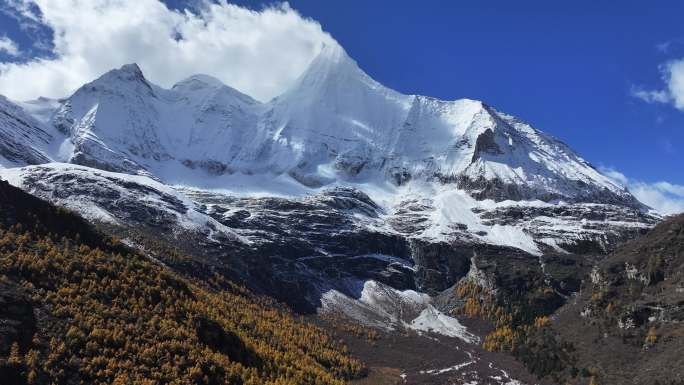 稻城亚丁央迈勇雪山航拍