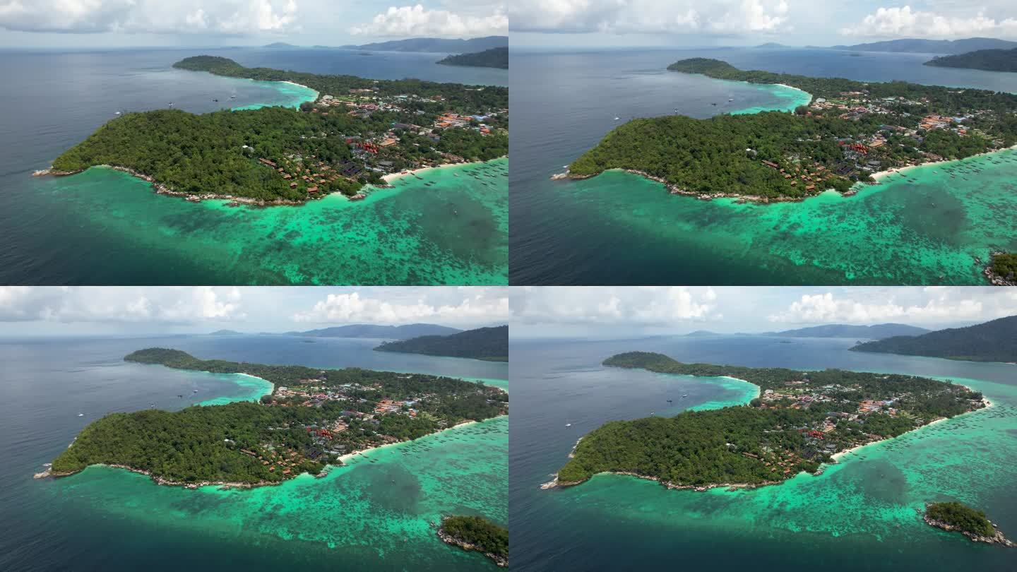 热带泰国小岛利佩岛(日出海滩)，在阳光明媚的日子里，空中拉回显示蓝绿色的海水和珊瑚礁