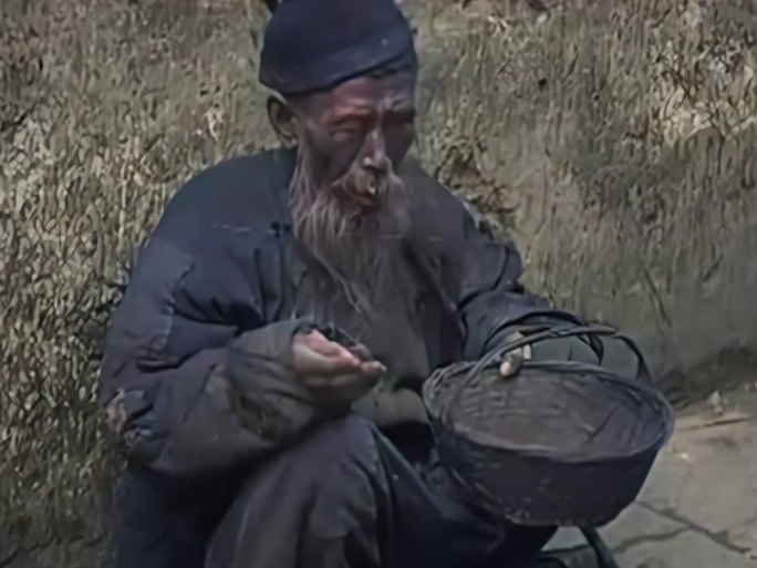 1908年北京城墙边饿的奄奄一息的老人