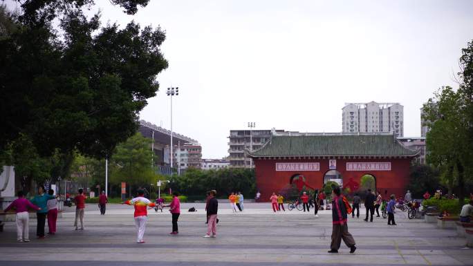 梅州市足球文化公园广场人文广场舞晨练