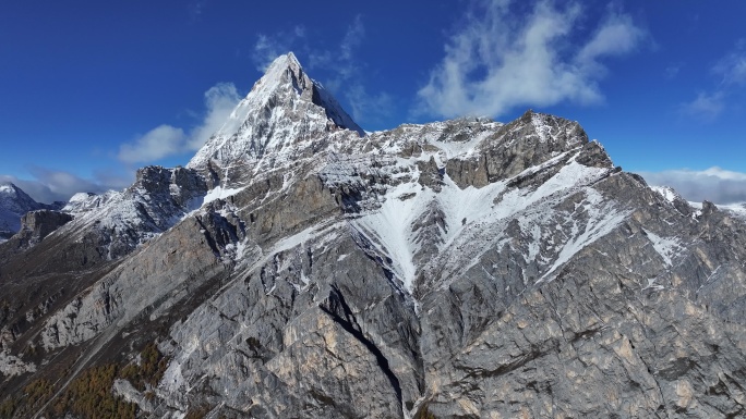 壮丽巍峨雪山航拍