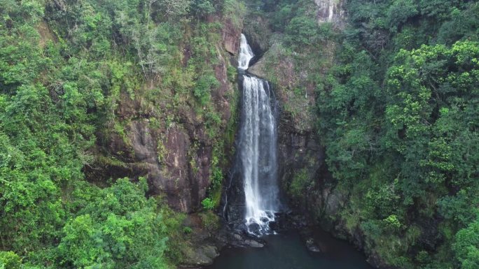 深圳马连山瀑布山间直流而下