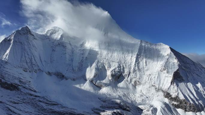 稻城亚丁央迈勇雪山航拍