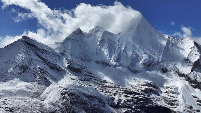 稻城亚丁央迈勇雪山航拍