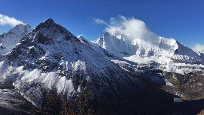 稻城亚丁央迈勇雪山航拍