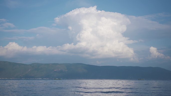 蓝天白云大海小船 洱海边 洱海