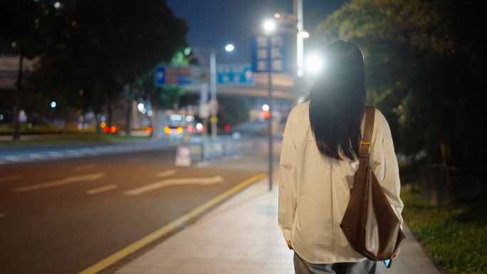 夜晚女孩一个人走路背影