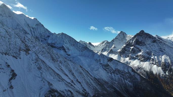 壮丽巍峨雪山航拍