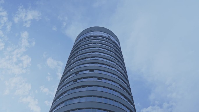 圆柱形的摩天大楼隐藏在白云之中