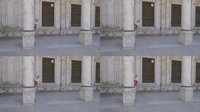一名妇女站在穆罕默德阿里帕夏大清真寺的圆柱旁。