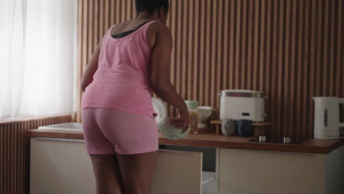 一位黑人妇女正在准备早餐