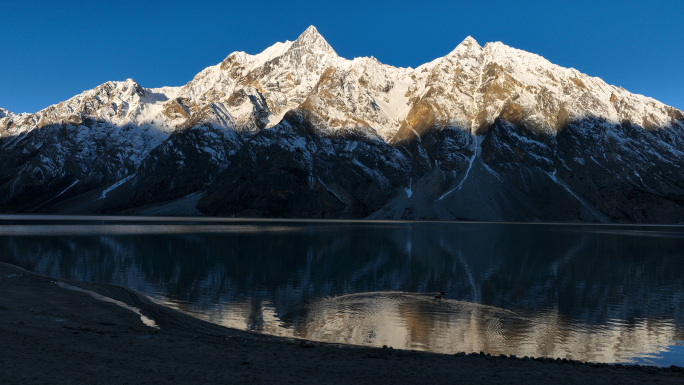 西藏八宿县然乌湖和雪山